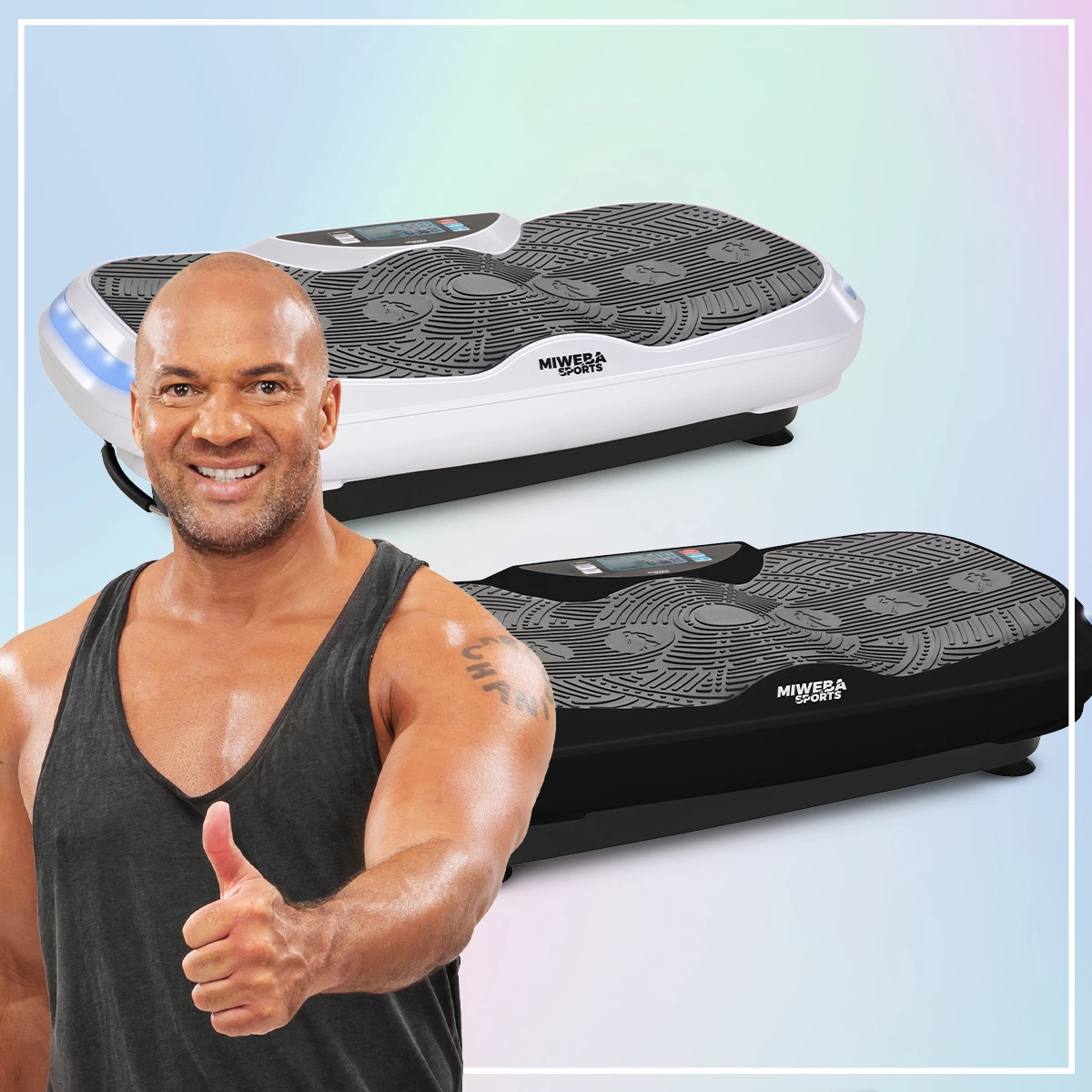 Vibrationsplatte in 2 Farben Detlef D! Soost zeigt Daumen nach oben, hinter ihm zwei Vibrationsboards in Schwarz und Weiß